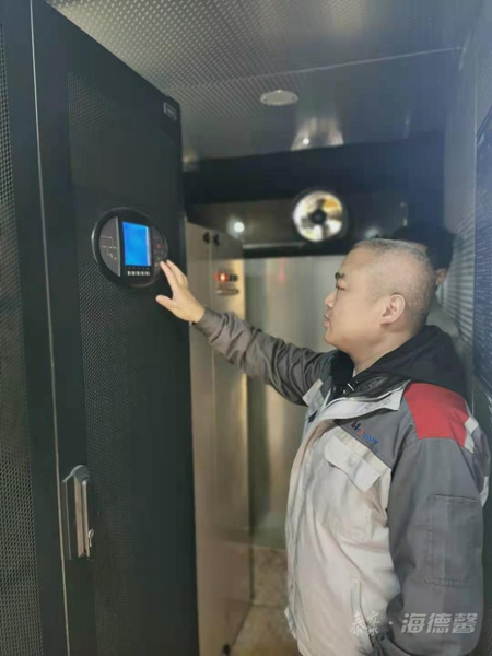 泰豪·拉斯维加斯3499官网“大黄蜂”UPS电源车护航春冠赛2_副本.jpg