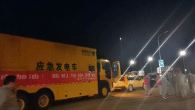 湖北电源车星夜驰援.gif