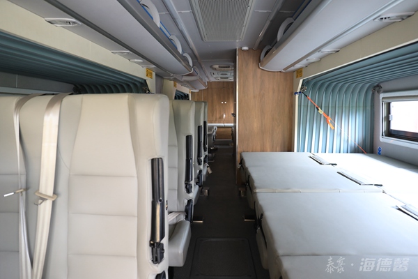 客车式宿营车2_副本.jpg 客车式宿营车2_副本.jpg